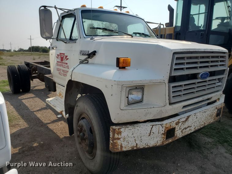 image for item KK9290 1987 Ford F800  truck cab and chassis