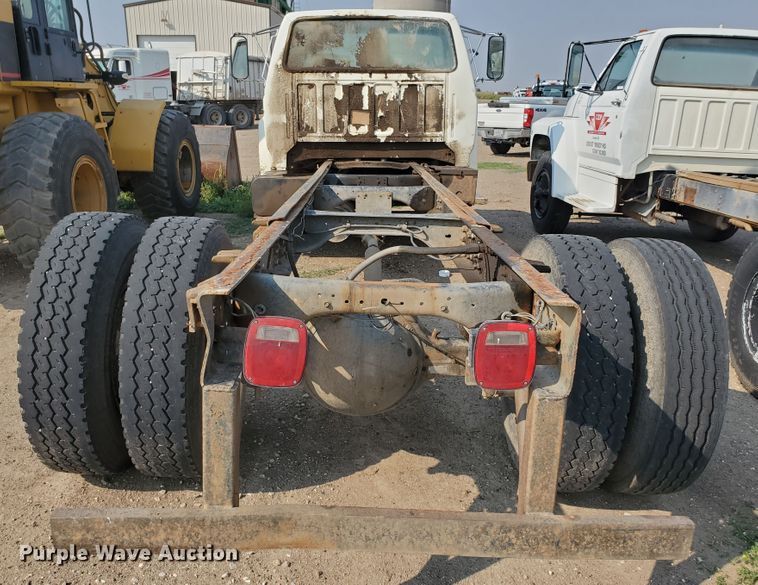 image for item KK9290 1987 Ford F800  truck cab and chassis