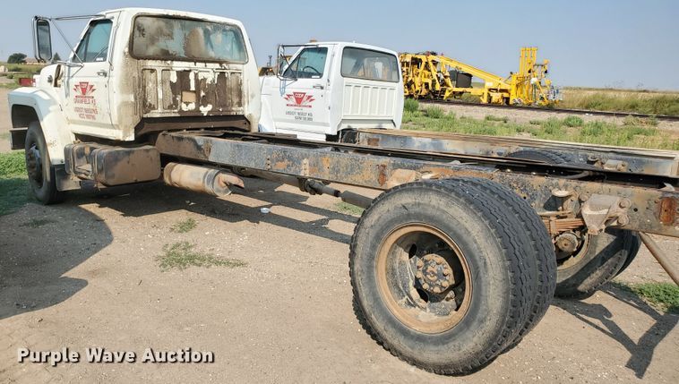 image for item KK9290 1987 Ford F800  truck cab and chassis