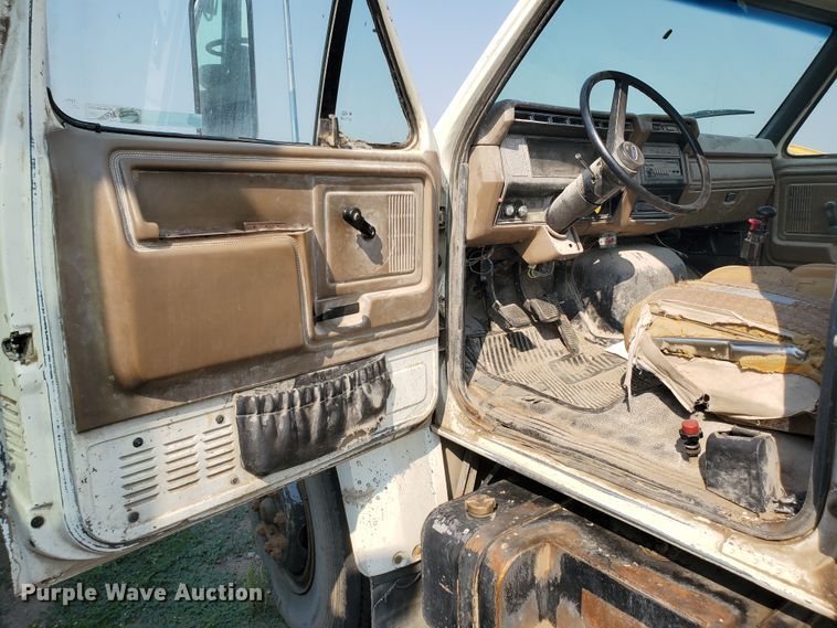 image for item KK9290 1987 Ford F800  truck cab and chassis