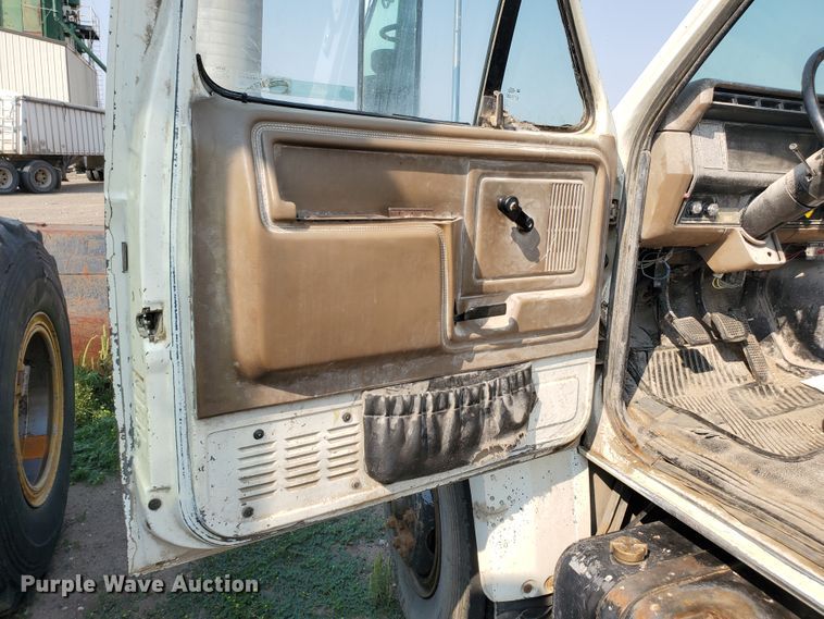 image for item KK9290 1987 Ford F800  truck cab and chassis