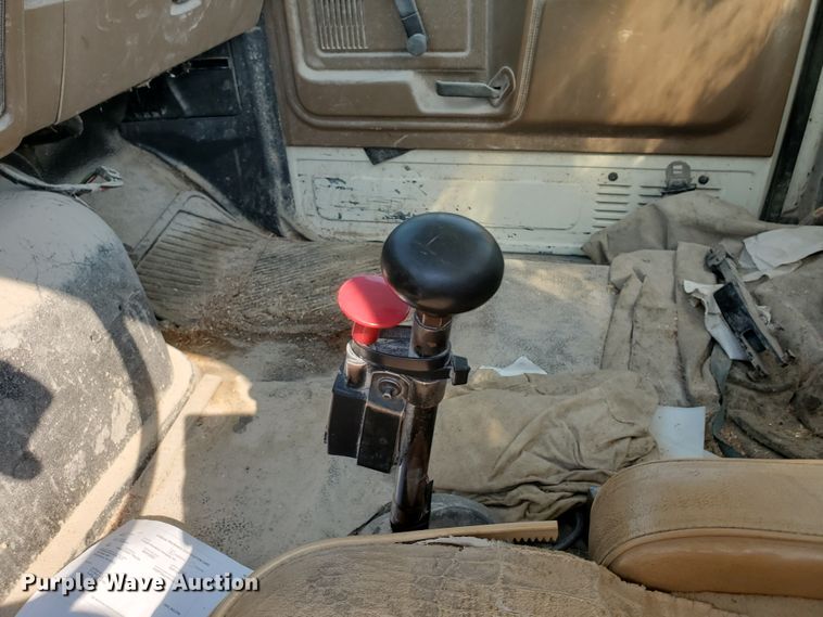 image for item KK9290 1987 Ford F800  truck cab and chassis