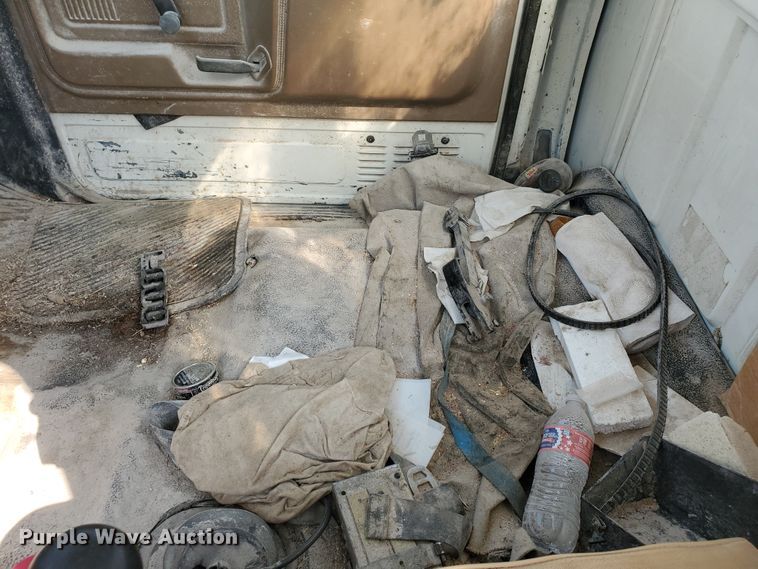 image for item KK9290 1987 Ford F800  truck cab and chassis