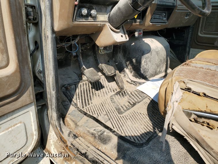 image for item KK9290 1987 Ford F800  truck cab and chassis