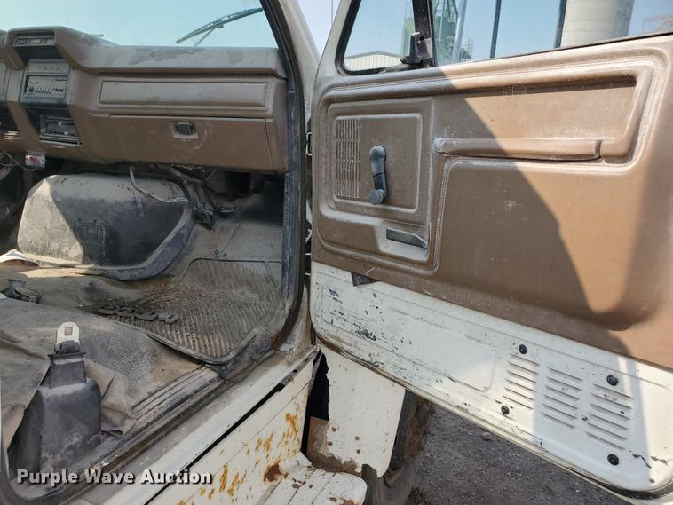 image for item KK9290 1987 Ford F800  truck cab and chassis