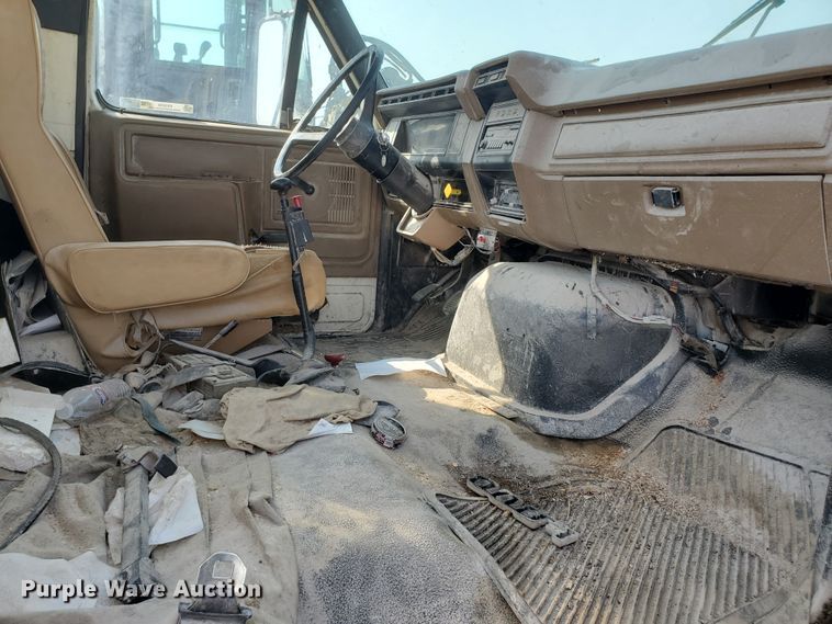 image for item KK9290 1987 Ford F800  truck cab and chassis