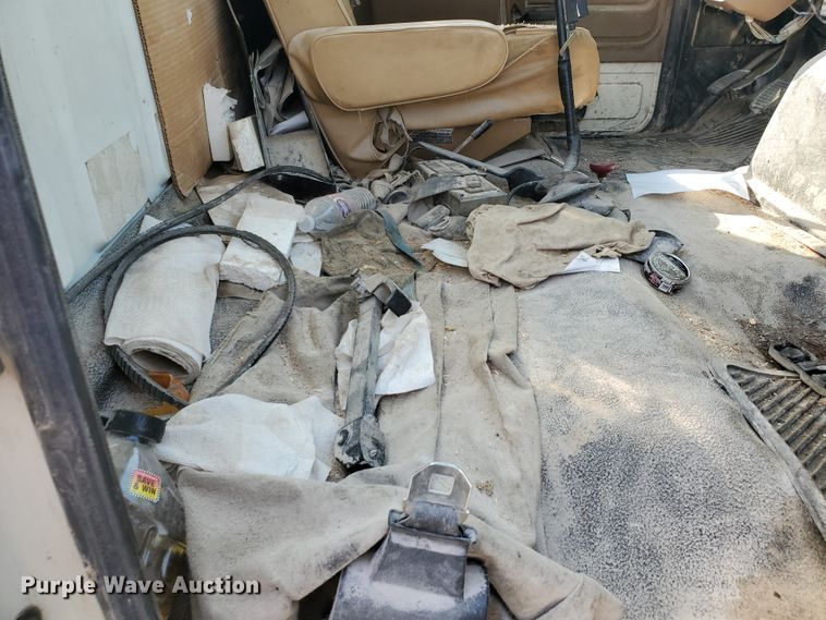 image for item KK9290 1987 Ford F800  truck cab and chassis