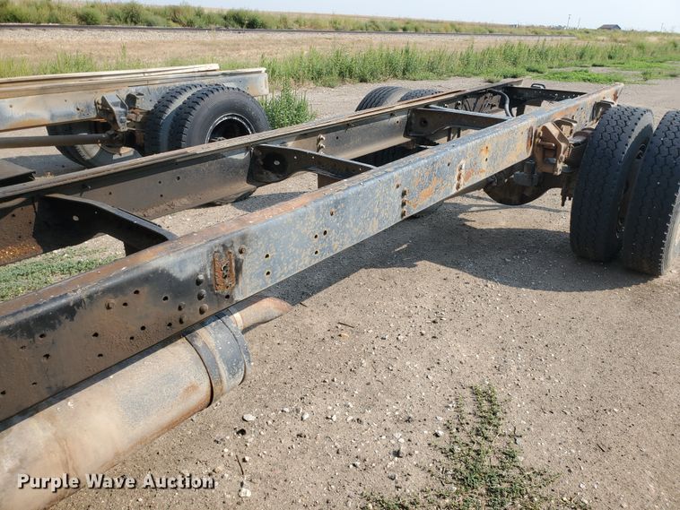 image for item KK9290 1987 Ford F800  truck cab and chassis