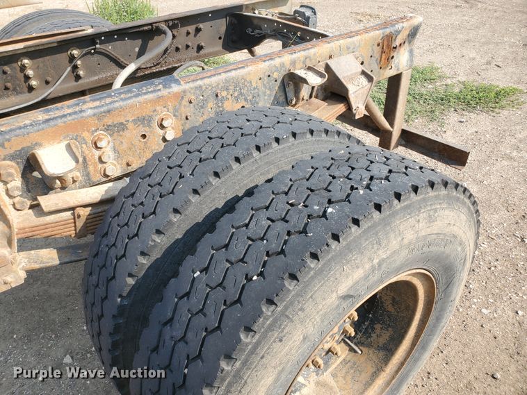 image for item KK9290 1987 Ford F800  truck cab and chassis