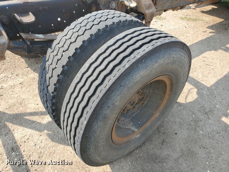 image for item KK9290 1987 Ford F800  truck cab and chassis