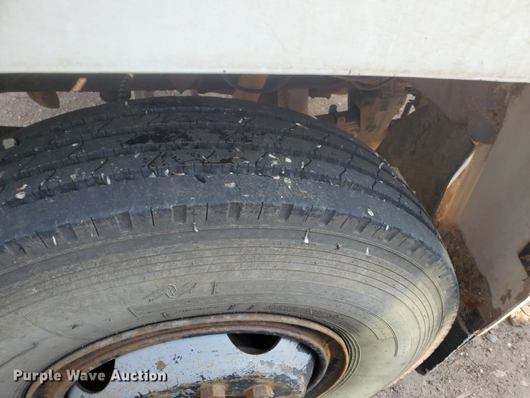 image for item KK9290 1987 Ford F800  truck cab and chassis