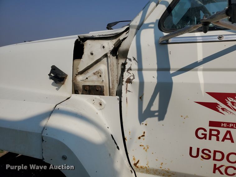 image for item KK9290 1987 Ford F800  truck cab and chassis