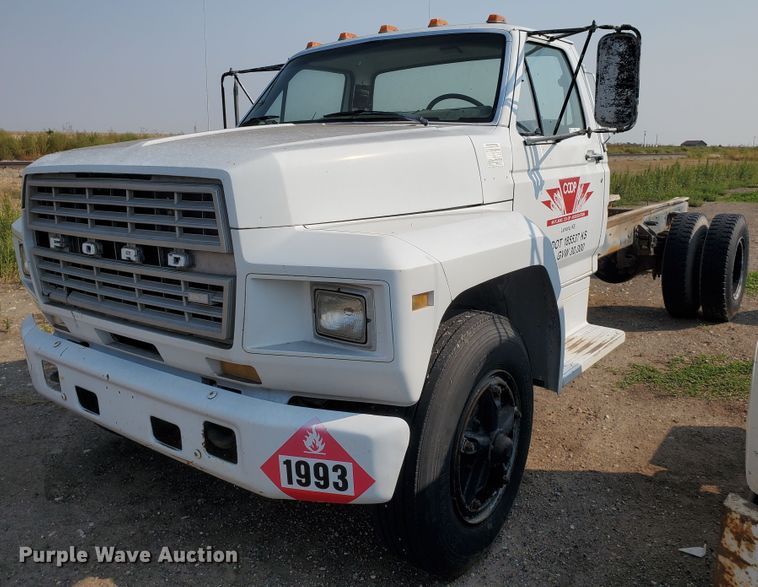 image for item KK9291 1982 Ford F800  truck cab and chassis