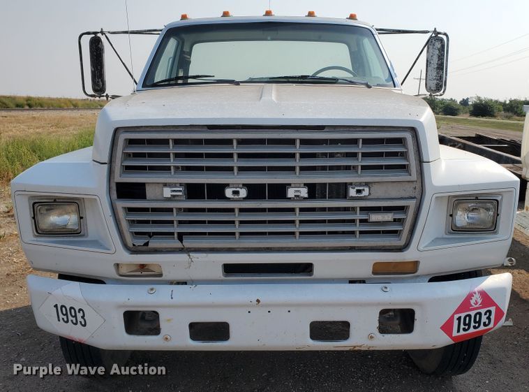 image for item KK9291 1982 Ford F800  truck cab and chassis