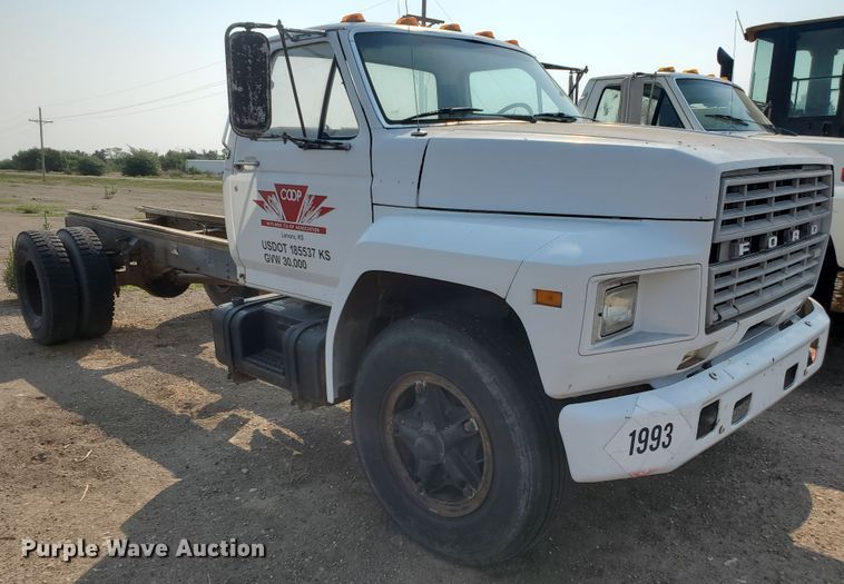 image for item KK9291 1982 Ford F800  truck cab and chassis