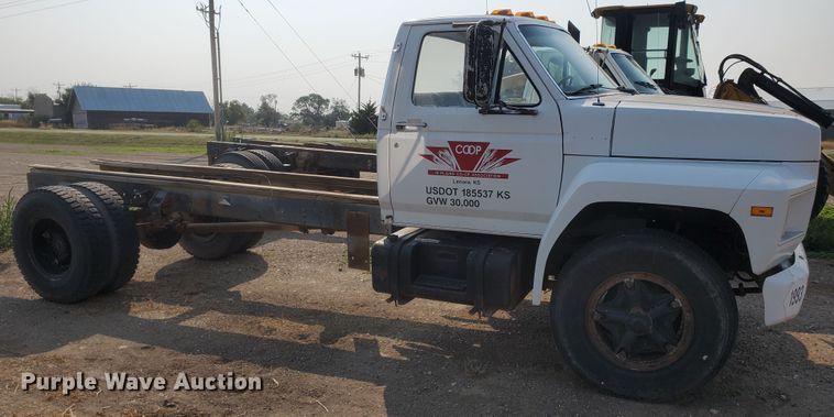 image for item KK9291 1982 Ford F800  truck cab and chassis