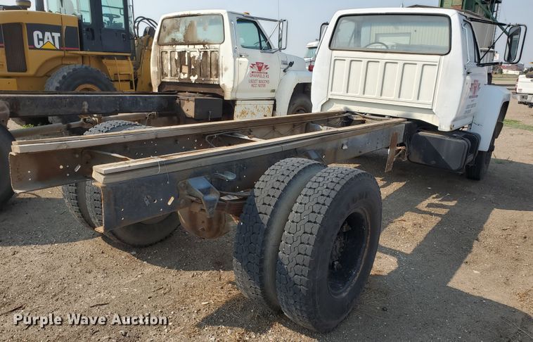 image for item KK9291 1982 Ford F800  truck cab and chassis