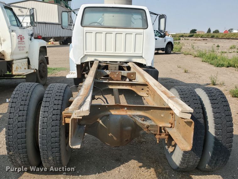 image for item KK9291 1982 Ford F800  truck cab and chassis