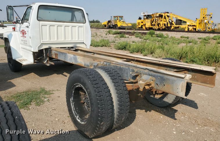 image for item KK9291 1982 Ford F800  truck cab and chassis