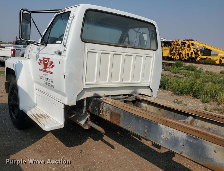 image for item KK9291 1982 Ford F800  truck cab and chassis