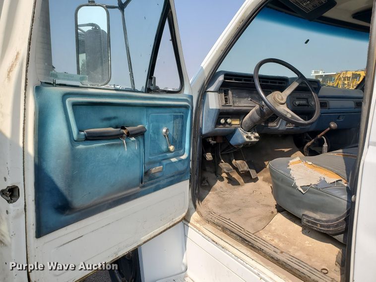 image for item KK9291 1982 Ford F800  truck cab and chassis