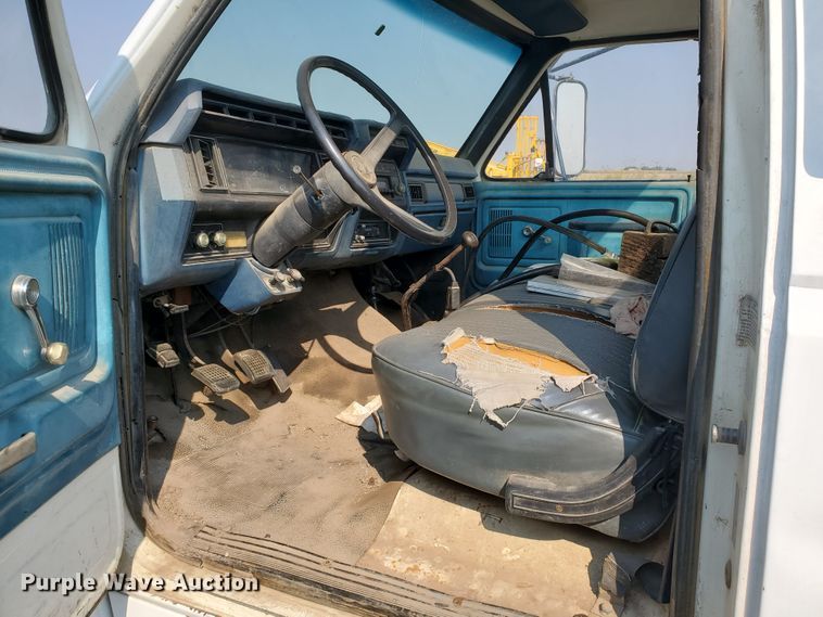 image for item KK9291 1982 Ford F800  truck cab and chassis