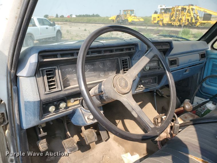 image for item KK9291 1982 Ford F800  truck cab and chassis