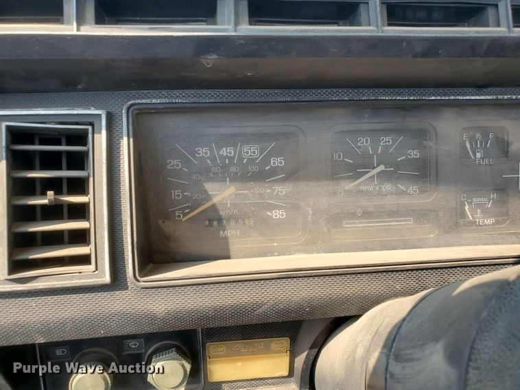 image for item KK9291 1982 Ford F800  truck cab and chassis