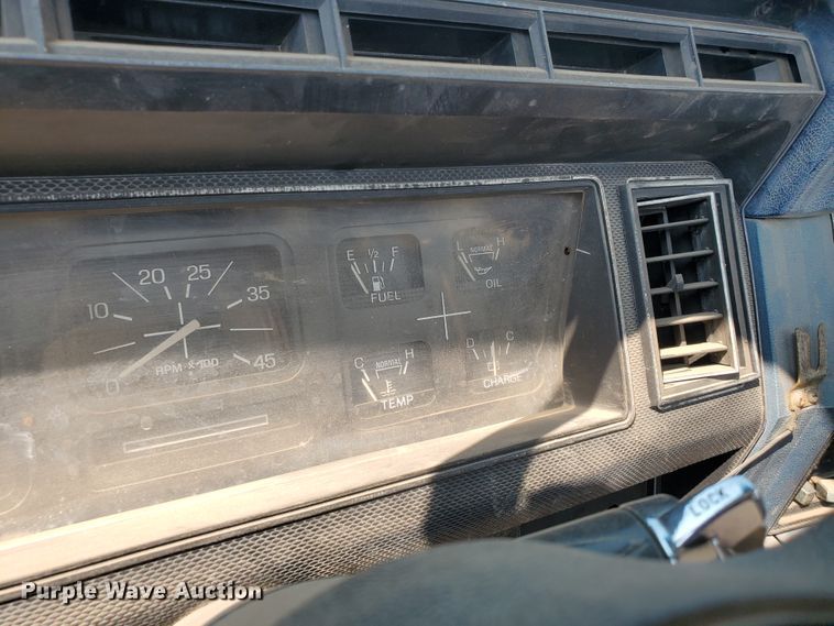 image for item KK9291 1982 Ford F800  truck cab and chassis