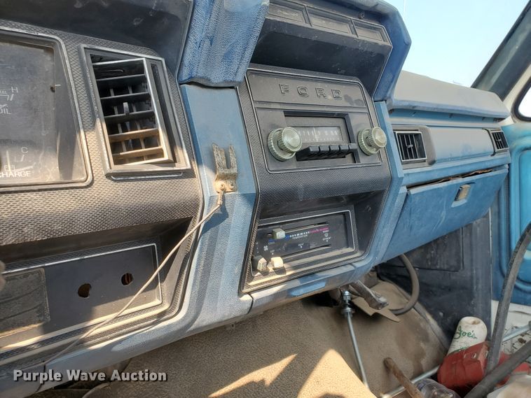 image for item KK9291 1982 Ford F800  truck cab and chassis