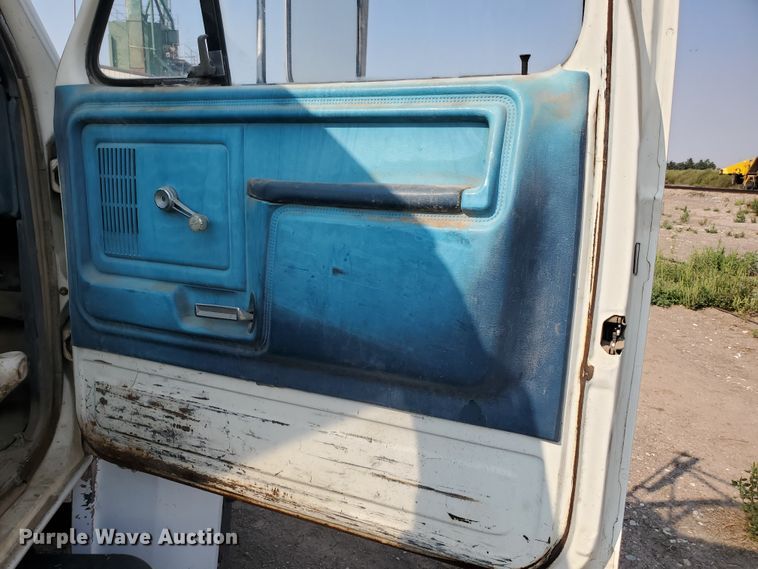 image for item KK9291 1982 Ford F800  truck cab and chassis