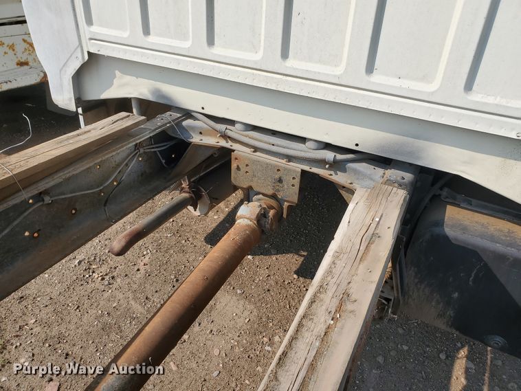 image for item KK9291 1982 Ford F800  truck cab and chassis