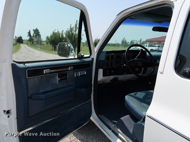 image for item KQ9742 1988 GMC Suburban  SUV