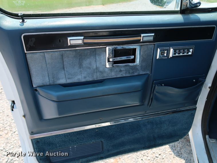 image for item KQ9742 1988 GMC Suburban  SUV