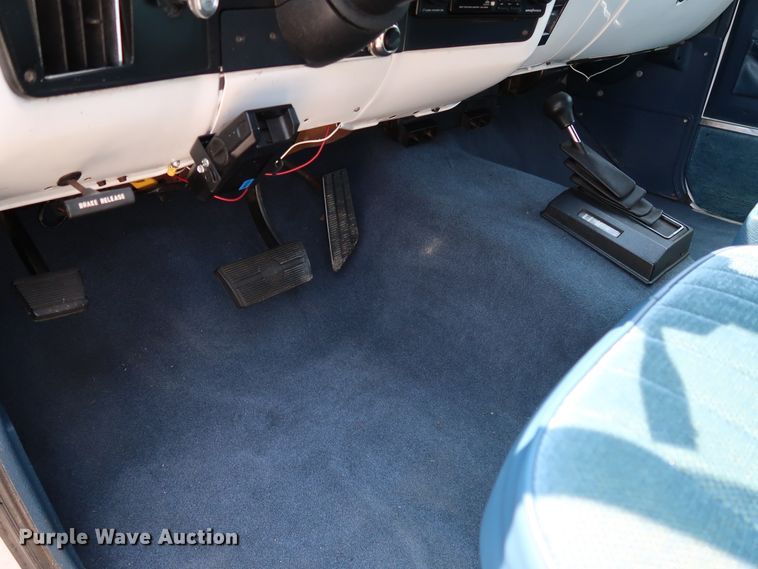 image for item KQ9742 1988 GMC Suburban  SUV