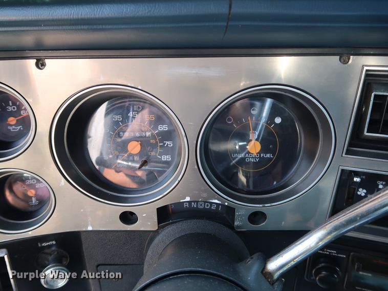 image for item KQ9742 1988 GMC Suburban  SUV