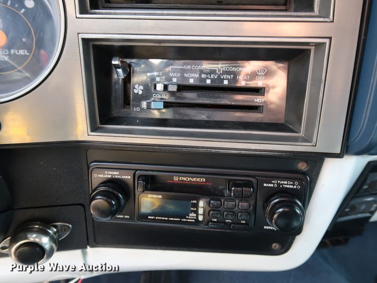 image for item KQ9742 1988 GMC Suburban  SUV