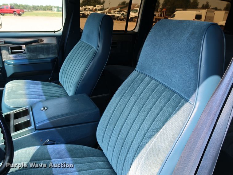 image for item KQ9742 1988 GMC Suburban  SUV