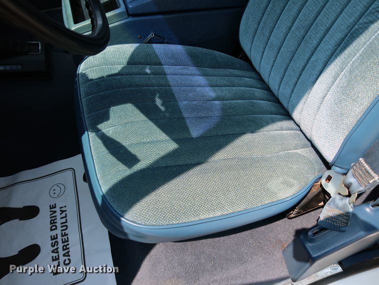 image for item KQ9742 1988 GMC Suburban  SUV