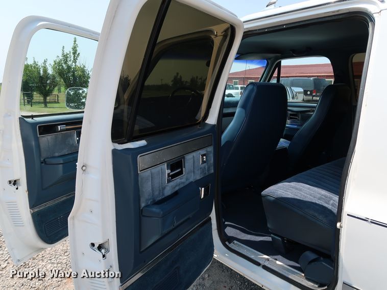 image for item KQ9742 1988 GMC Suburban  SUV