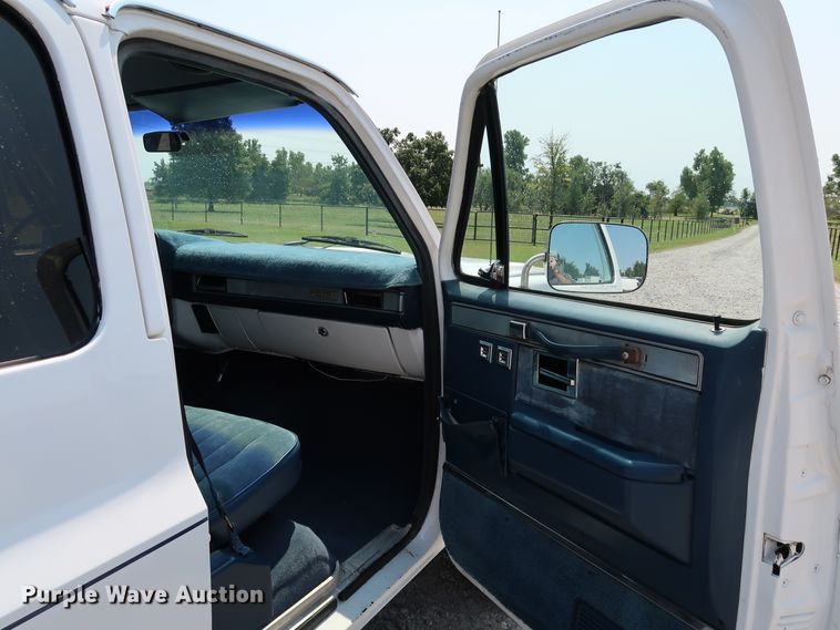 image for item KQ9742 1988 GMC Suburban  SUV