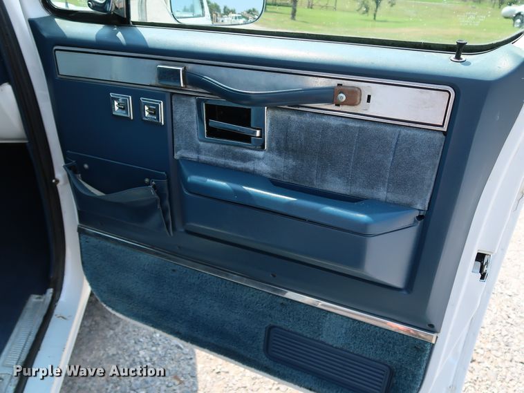 image for item KQ9742 1988 GMC Suburban  SUV