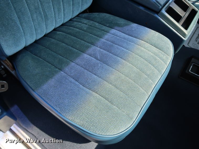 image for item KQ9742 1988 GMC Suburban  SUV