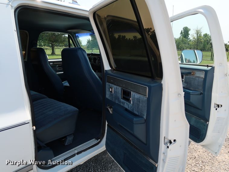 image for item KQ9742 1988 GMC Suburban  SUV