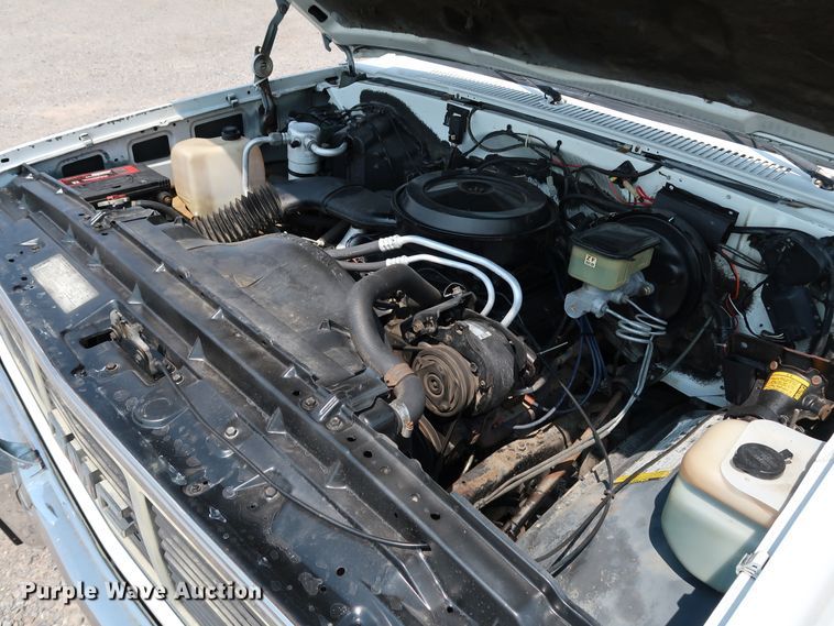 image for item KQ9742 1988 GMC Suburban  SUV