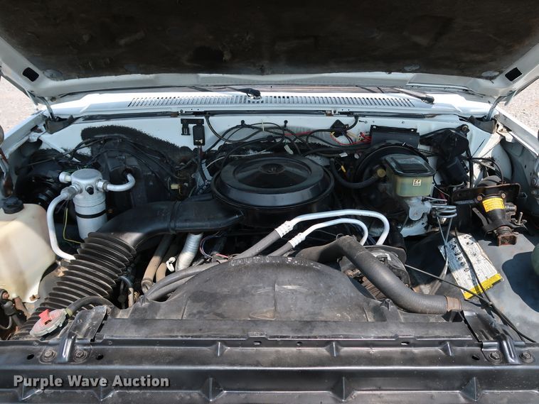 image for item KQ9742 1988 GMC Suburban  SUV