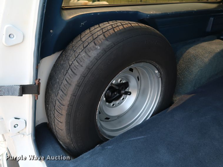 image for item KQ9742 1988 GMC Suburban  SUV