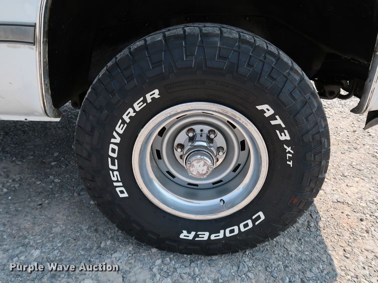 image for item KQ9742 1988 GMC Suburban  SUV