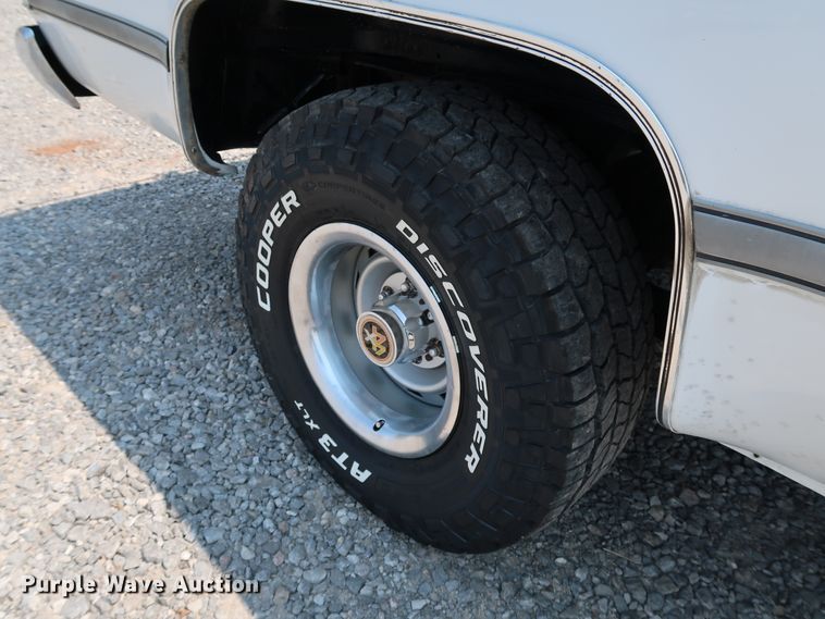 image for item KQ9742 1988 GMC Suburban  SUV