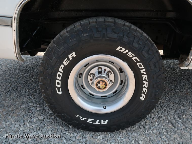 image for item KQ9742 1988 GMC Suburban  SUV